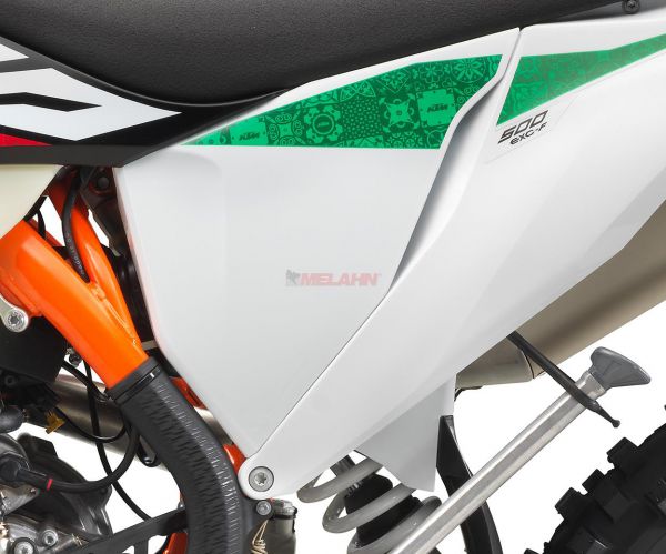 KTM Filterkastendeckel links mit Dekor EXC 2020 Six-Days, weiß