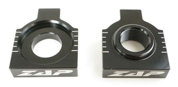 ZAP Aluminium-Achsblöcke (Paar) für KTM SX 98-12 / EXC 98- / Husaberg/HVA, schwarz
